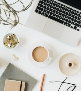 Biurko księgowego z kalkulatorem i dokumentami, ilustracja zmian podatkowych 2026 dla Biura Rachunkowego Janowski.